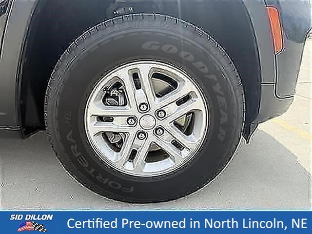 Used 2023 Diamond Black Crystal Pearlcoat Jeep Laredo image 9