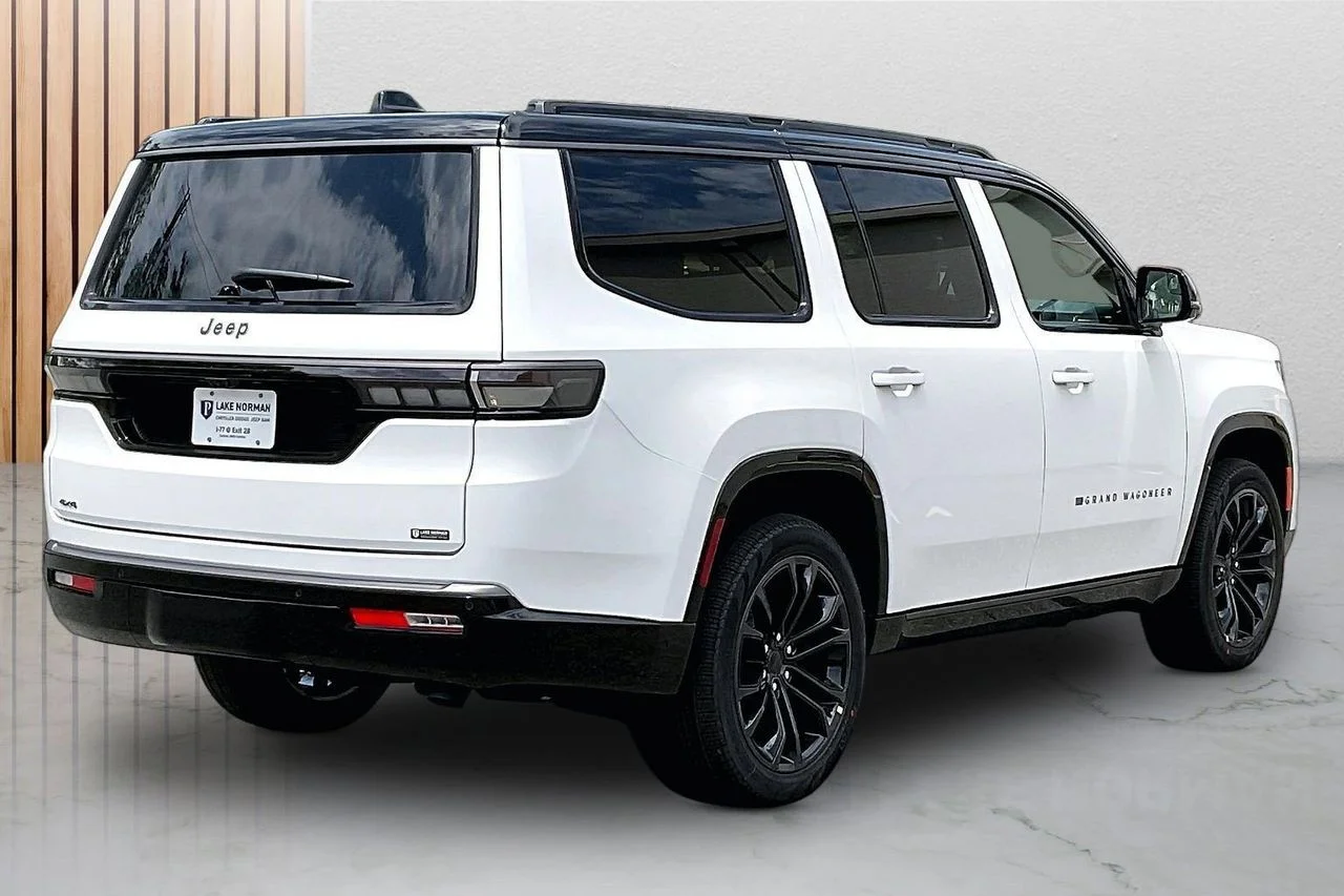 New 2026 Bright White Clear-Coat Exterior Paint Jeep Summit Obsidian image 9
