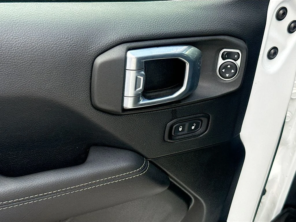 Used 2022 White Jeep Unlimited Sahara image 19