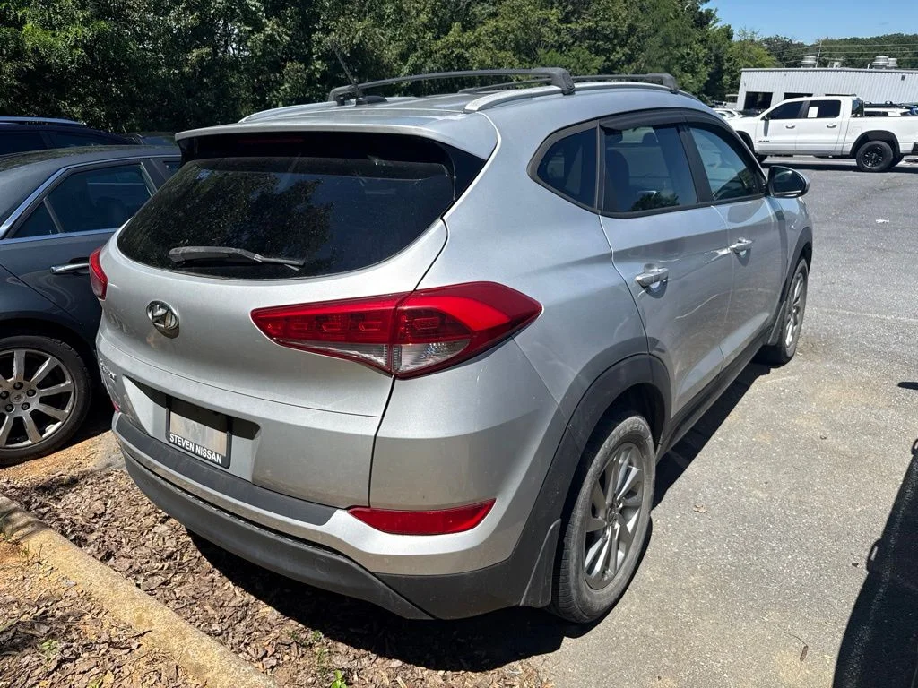 Used 2016 Silver Hyundai SE image 4