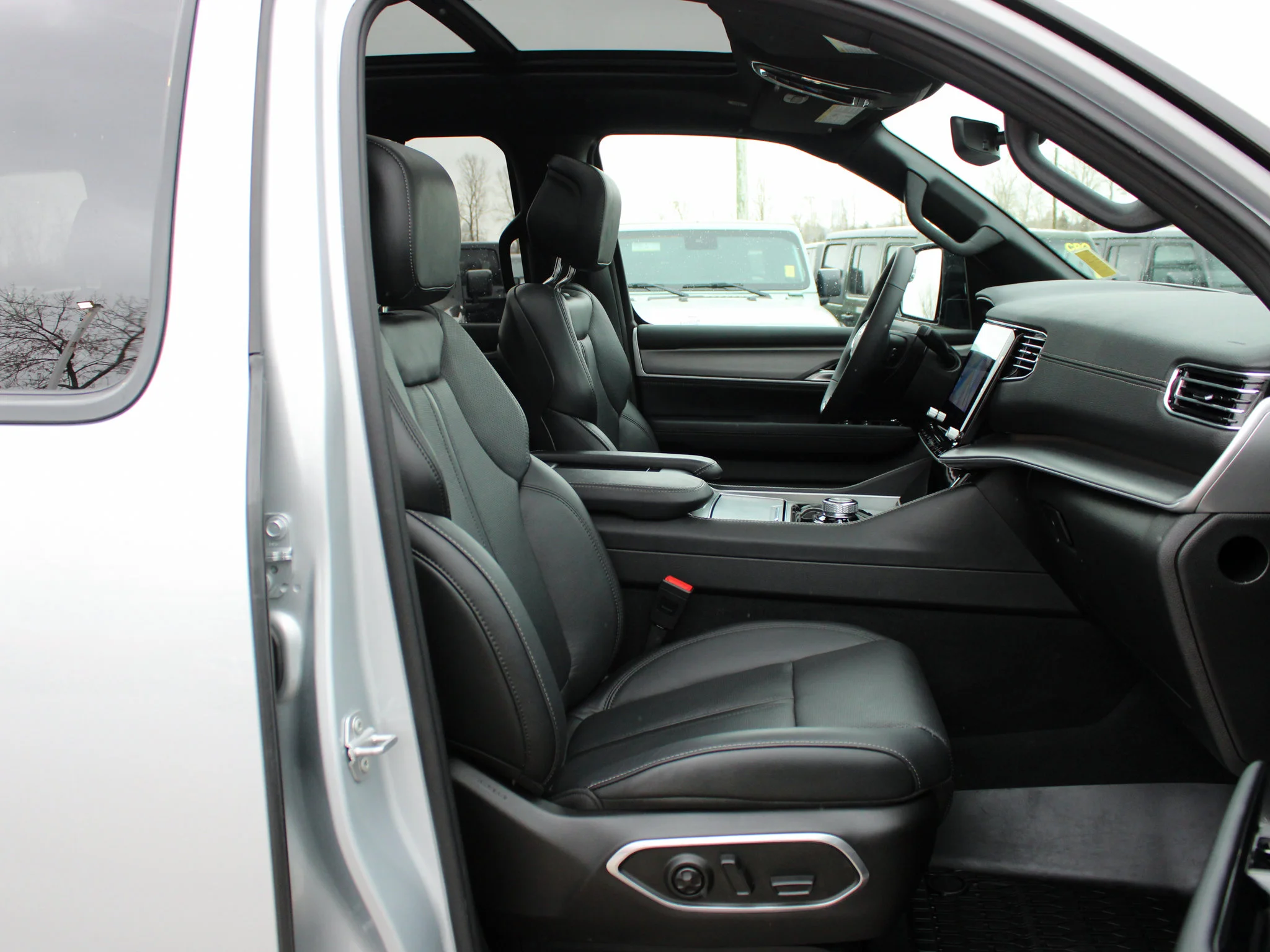 Certified Used 2025 Silver Jeep Series III Super * Twin-Turbo | McIntosh | Head-Up Display | Heated Nappa Leather | Running Boards image 25