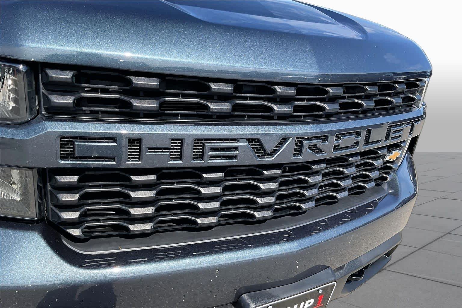 Used 2021 SHADOW GRAY METALLIC Chevrolet Custom image 27