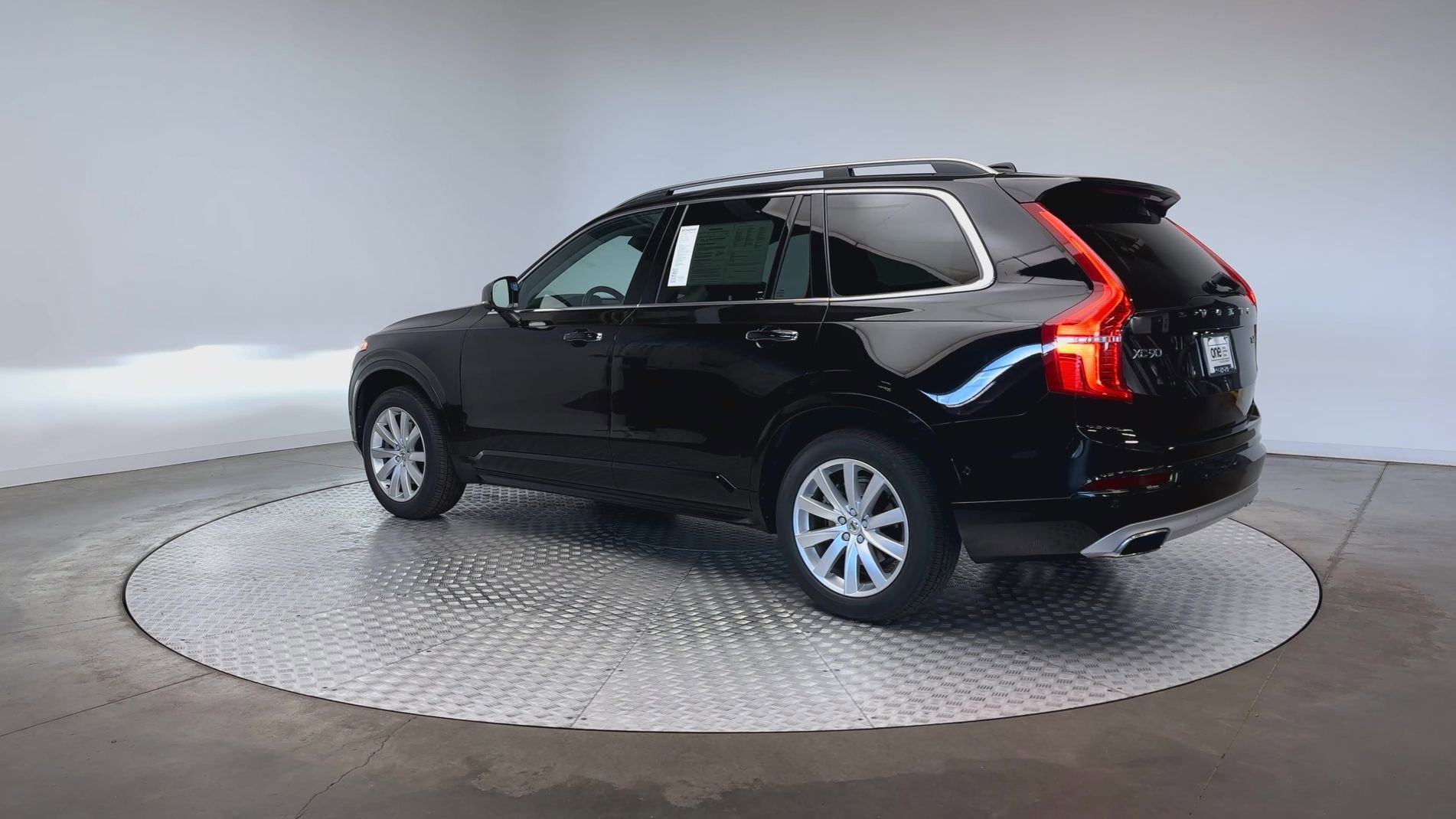 Used 2018 Onyx Black Metallic Volvo Momentum image 6