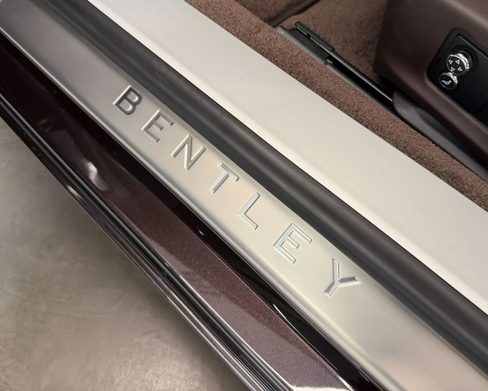 Used 2023 Brown Bentley V8 image 15