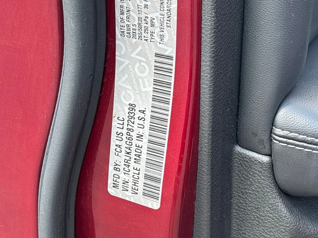Used 2023 Red Jeep Altitude image 22