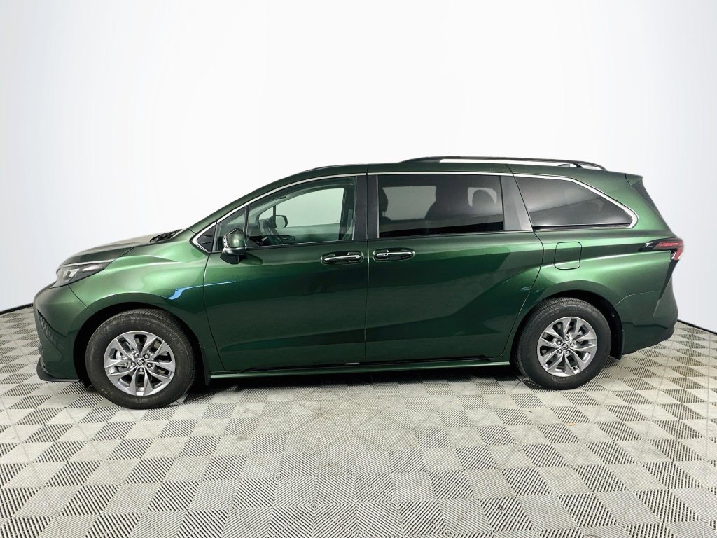 Used 2025  Toyota XLE AWD image 4