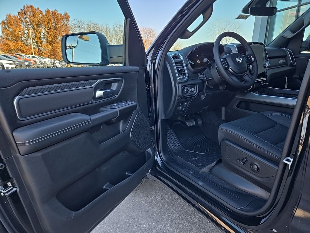 New 2026 Diamond Black Crystal Pearl-Coat Exterior Paint RAM Big Horn/Lone Star image 37