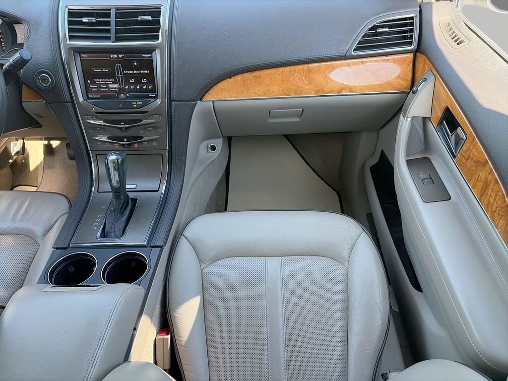 Used 2013 White Lincoln Base image 12