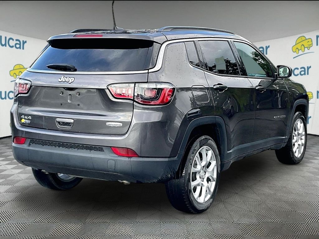 Used 2024 Gray Jeep Latitude Lux image 6
