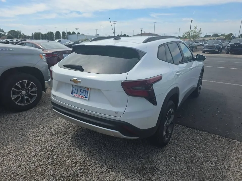 Used 2025 White Chevrolet LT image 5