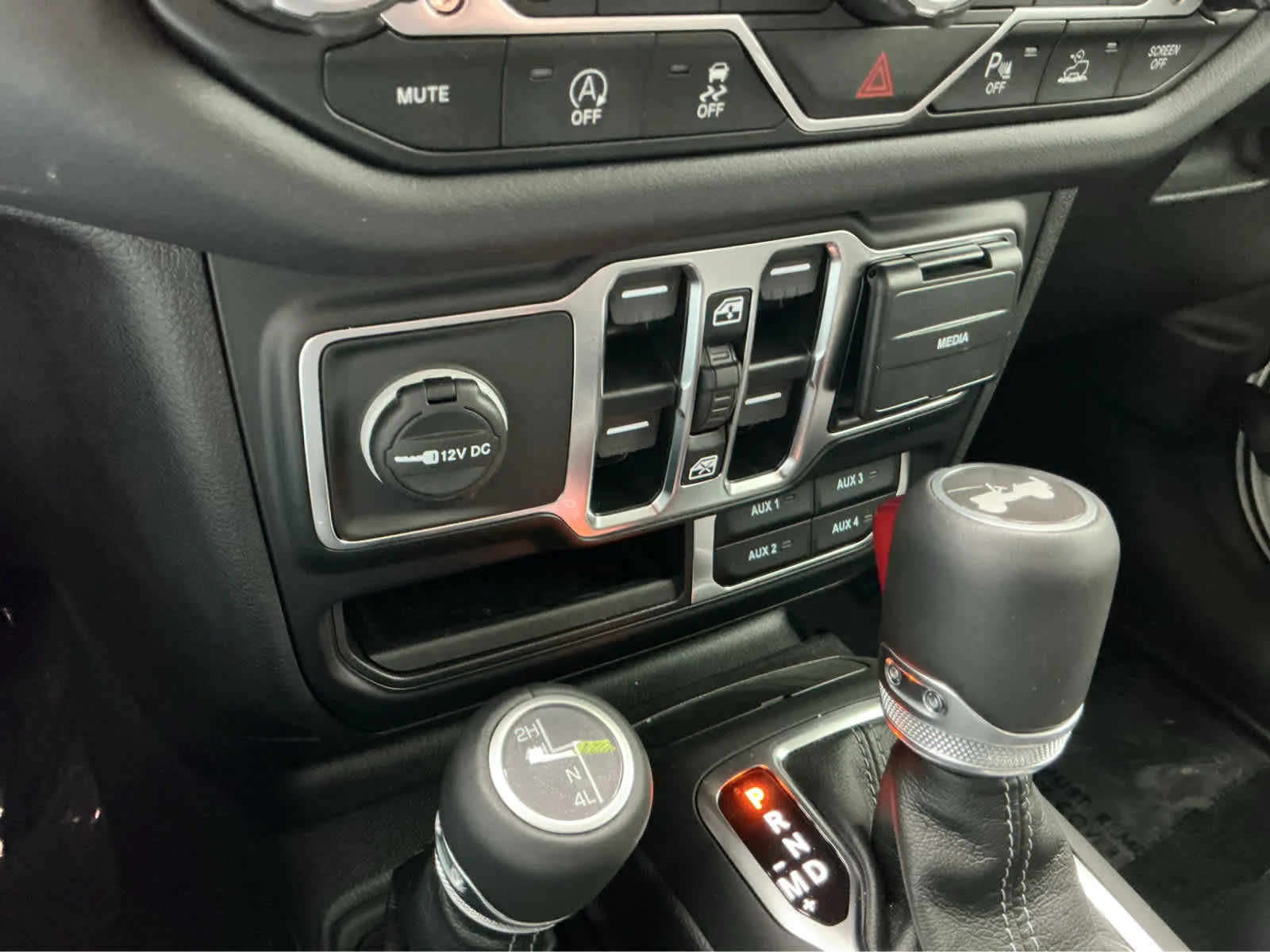 Used 2024 Bright White Clearcoat Jeep Sahara image 27