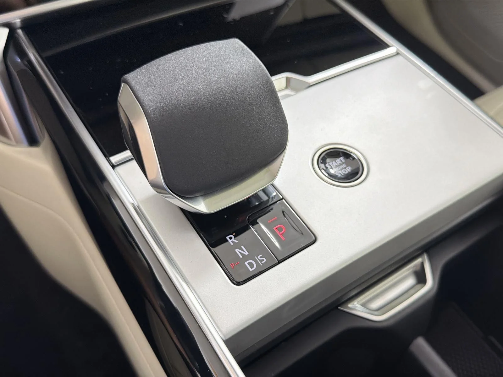 2026 Land Rover Range Rover SE - Photo 16