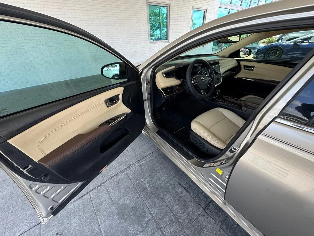 Used 2015  Toyota XLE Premium image 10