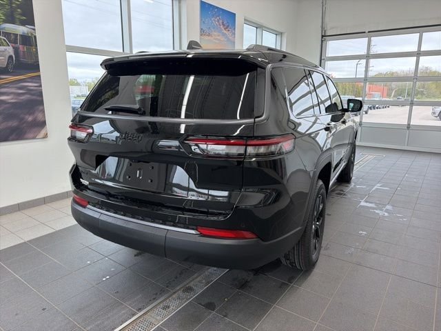 New 2026 Diamond Black Crystal Pearl-Coat Exterior Paint Jeep Altitude image 5