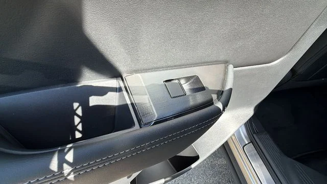 New 2026 Champagne Silver Metallic / Super Black Two-tone Nissan Platinum image 15