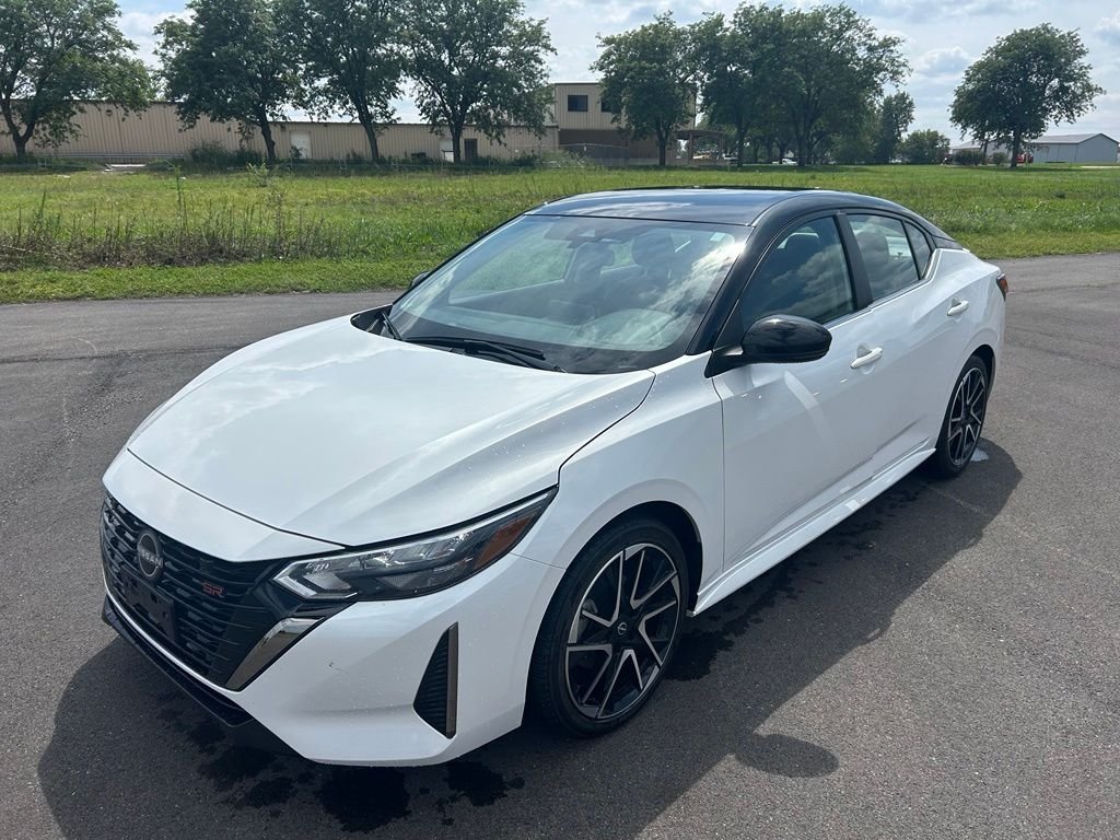 Used 2025 Aspen White Nissan SR image 2