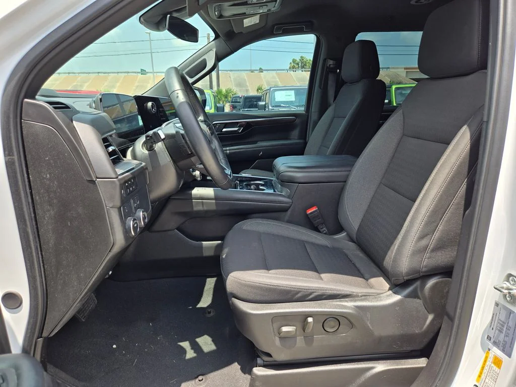 Used 2025 White Chevrolet LS image 9