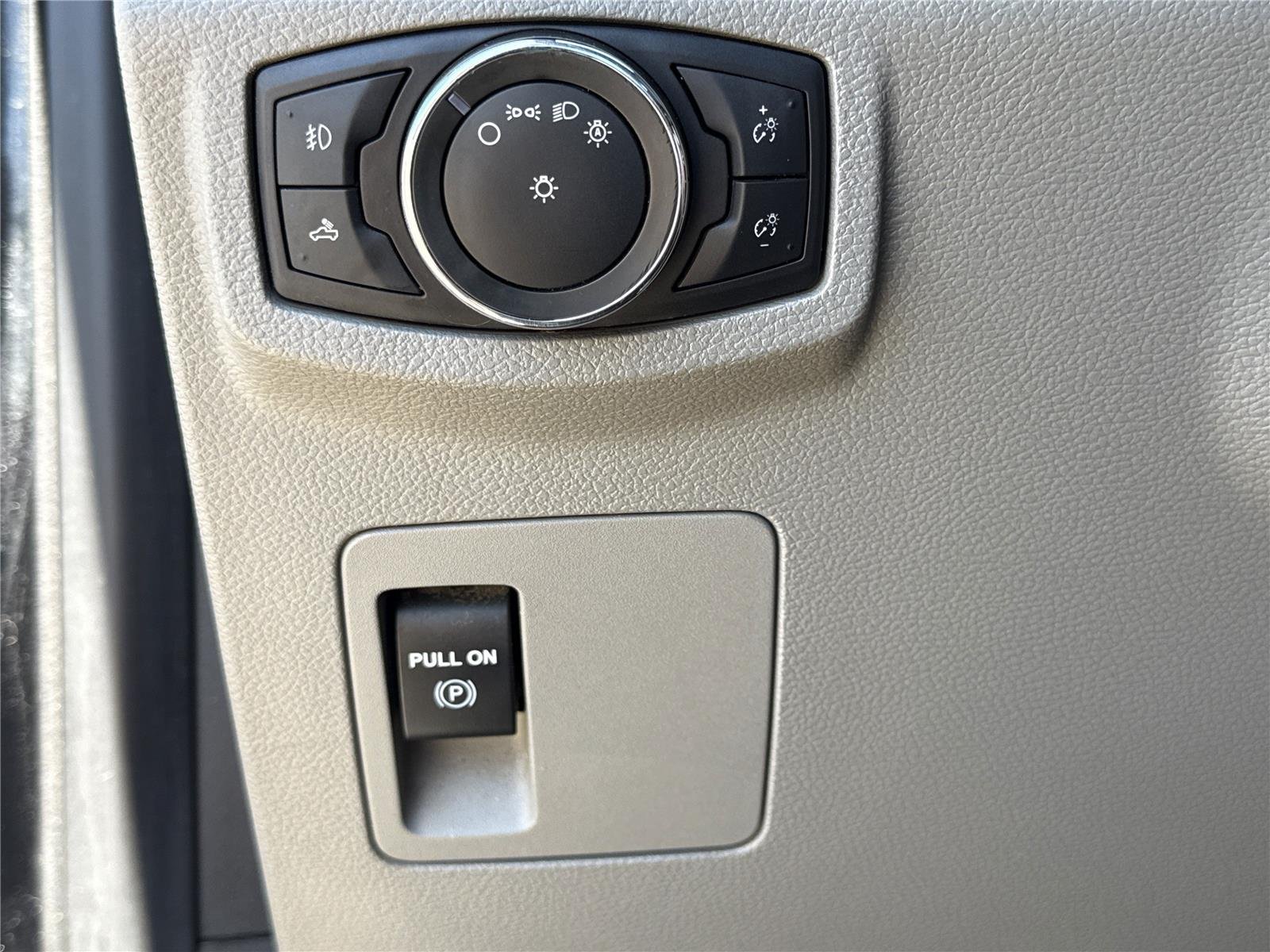 Used 2016  Ford XL image 10