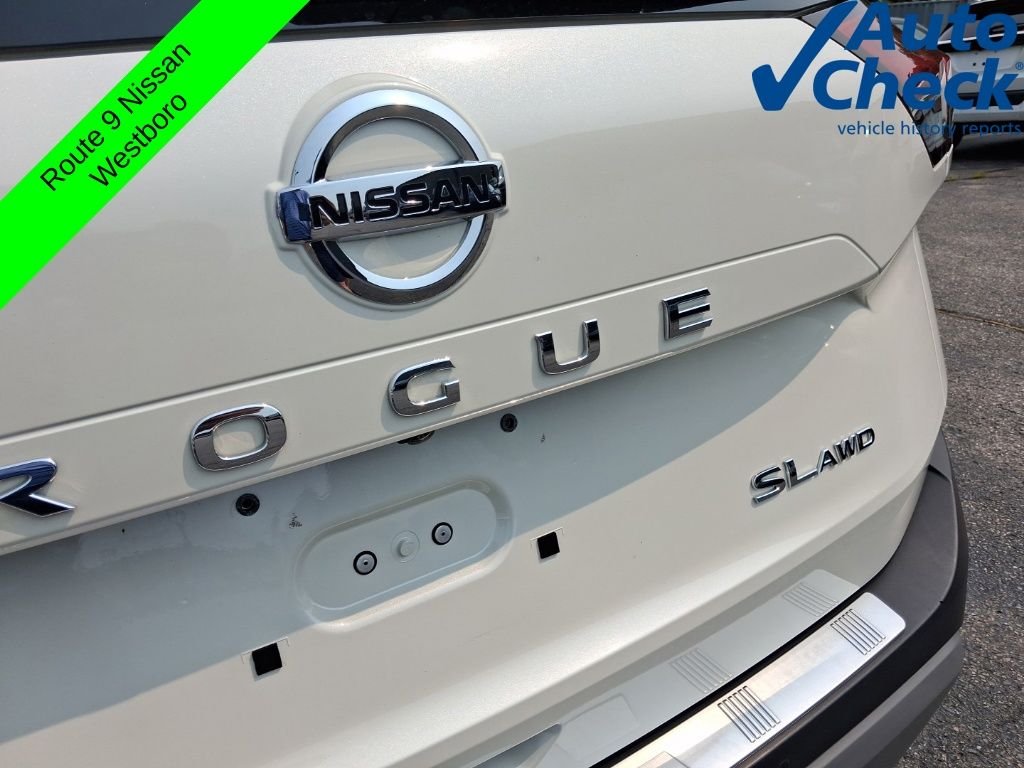 Used 2021 White Nissan SL image 6