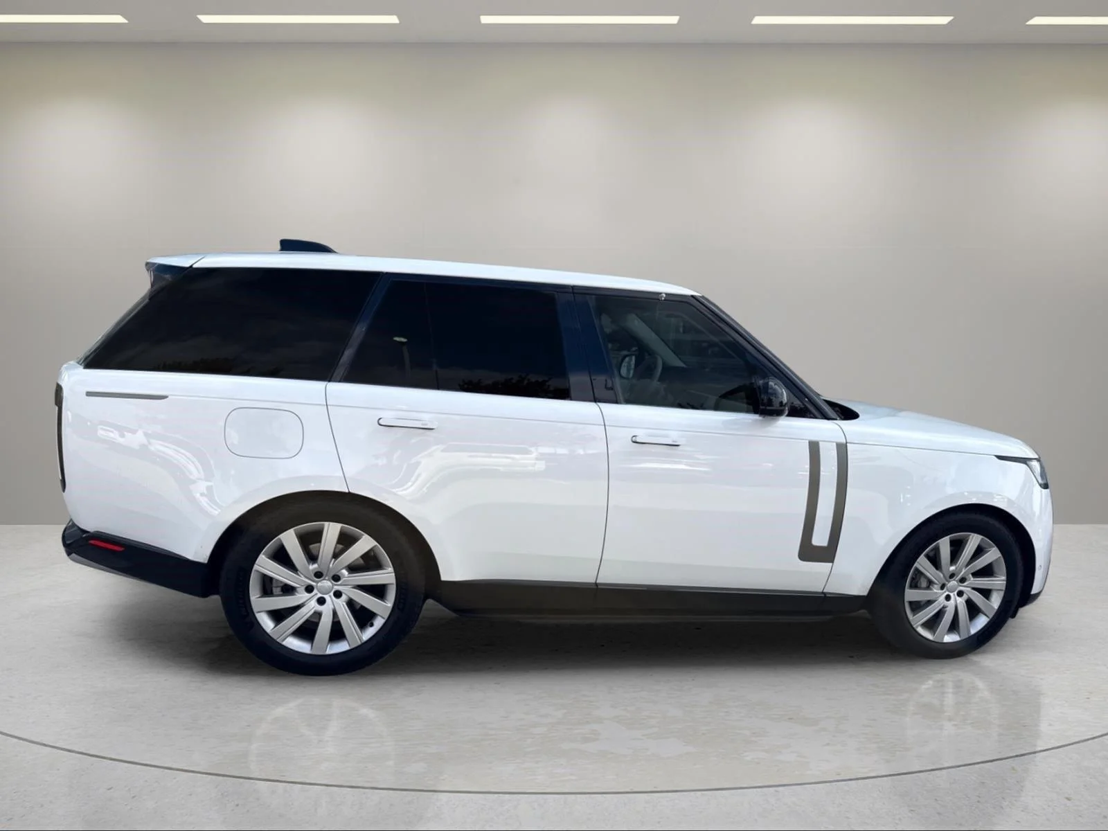 Used 2024 Fuji White Land Rover SE image 17