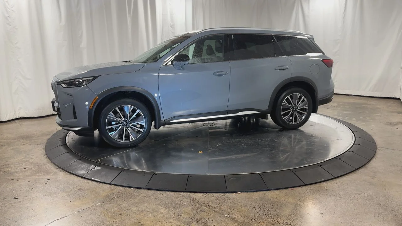 Certified Used 2026 Harbor Gray INFINITI LUXE image 10