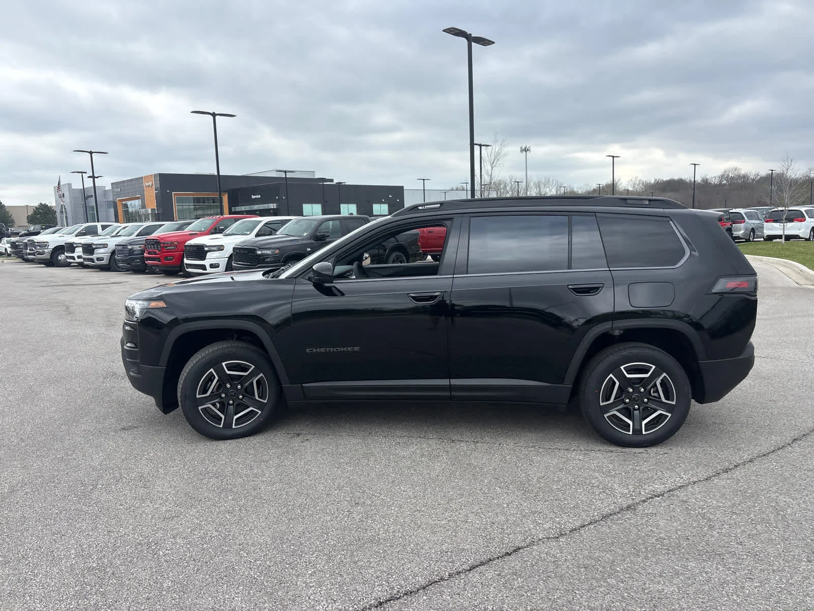New 2026 Diamond Black Crystal Pearlcoat Jeep Laredo image 5