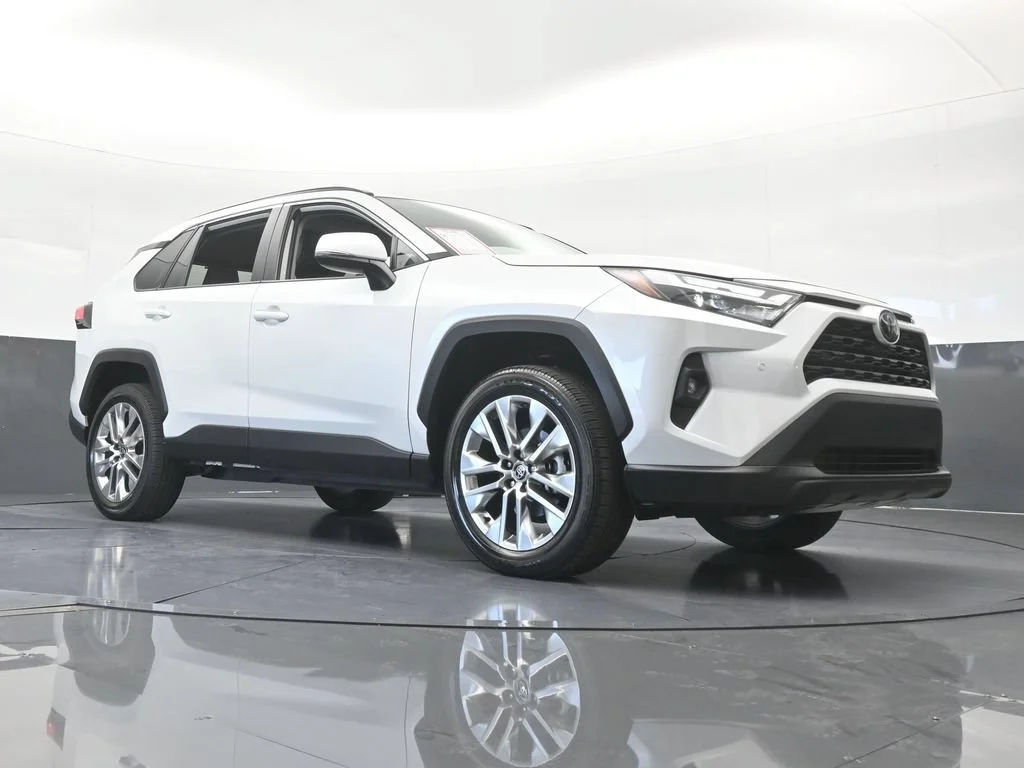 Used 2025 White Toyota XLE Premium image 59