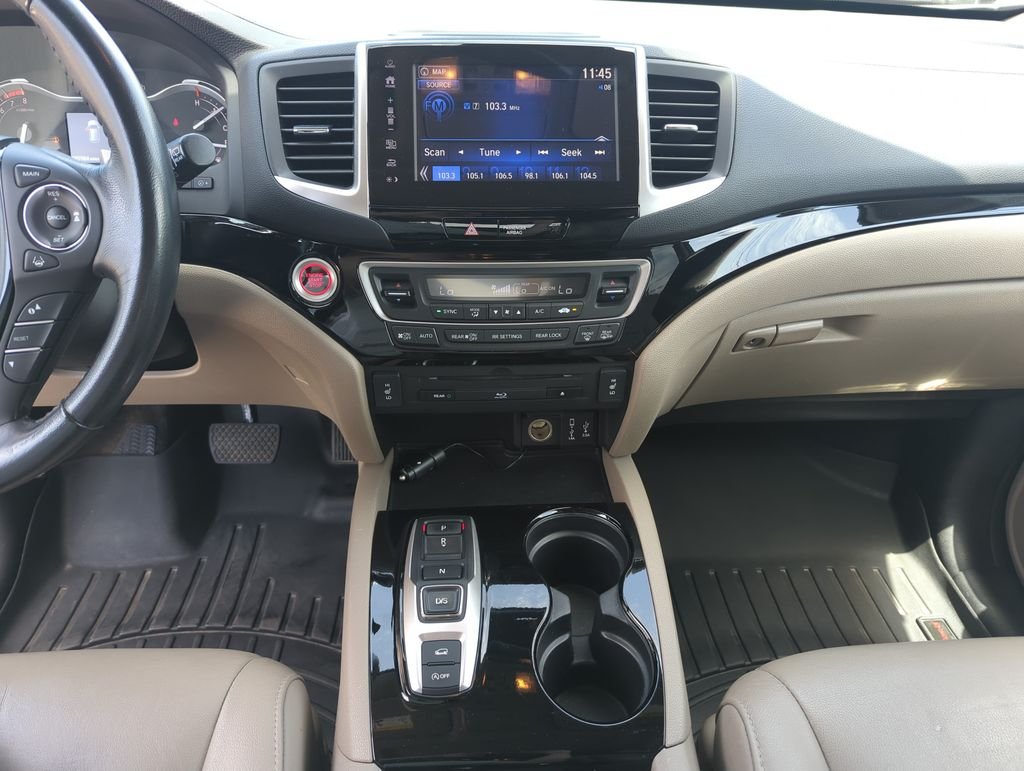 Used 2017  Honda Touring image 25