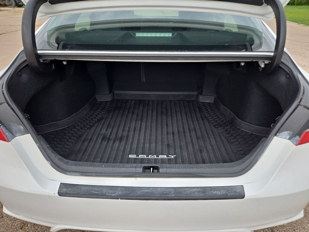 Used 2018 Super White Toyota SE image 19