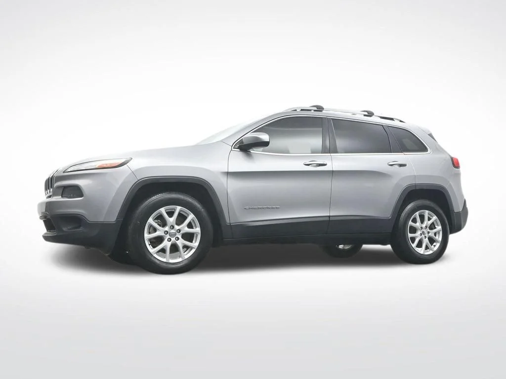 Used 2017 Billet Silver Metallic Clearcoat Jeep Latitude image 31