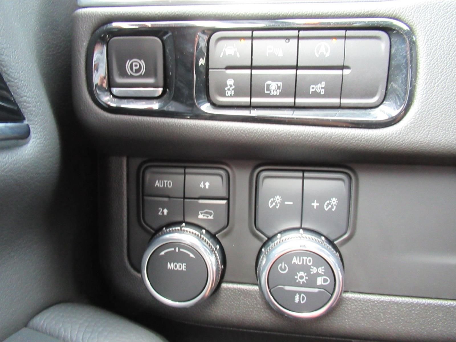 Used 2025 Silver GMC Denali image 21