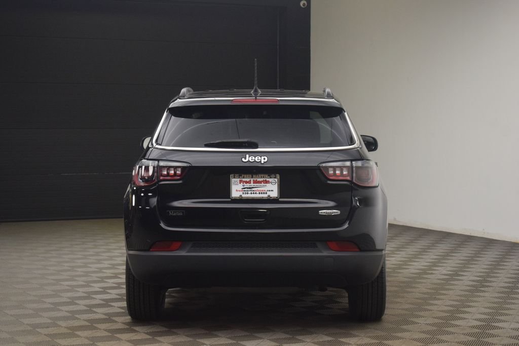 Used 2022 Black Jeep Latitude image 6