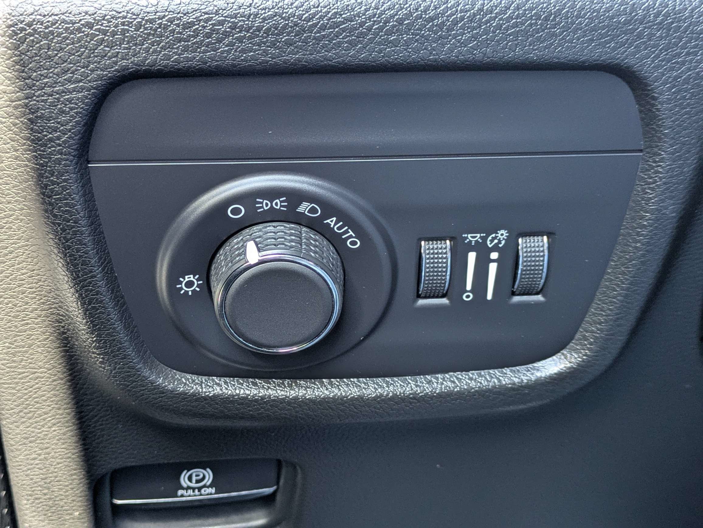 Used 2025 Silver Zynith Jeep Altitude image 29