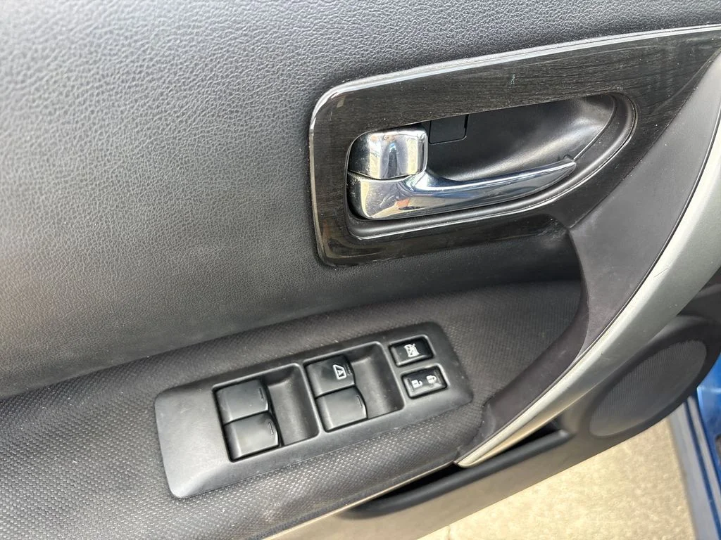 Used 2009 Blue Nissan SL image 22