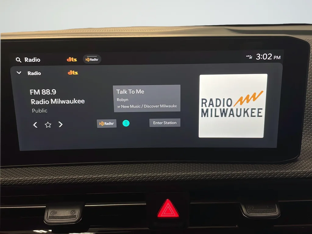 Certified Used 2025 White Kia Wind image 13