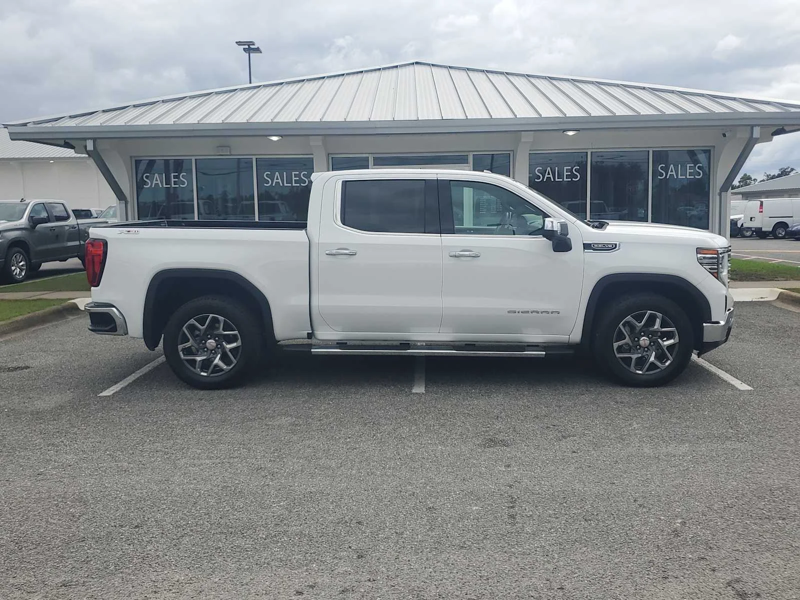 Used 2024 Summit White GMC SLT image 8