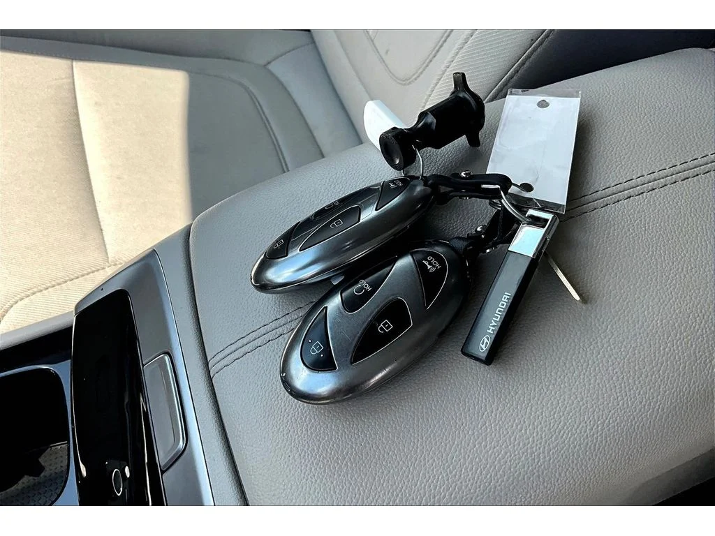 Used 2025  Hyundai SEL image 9