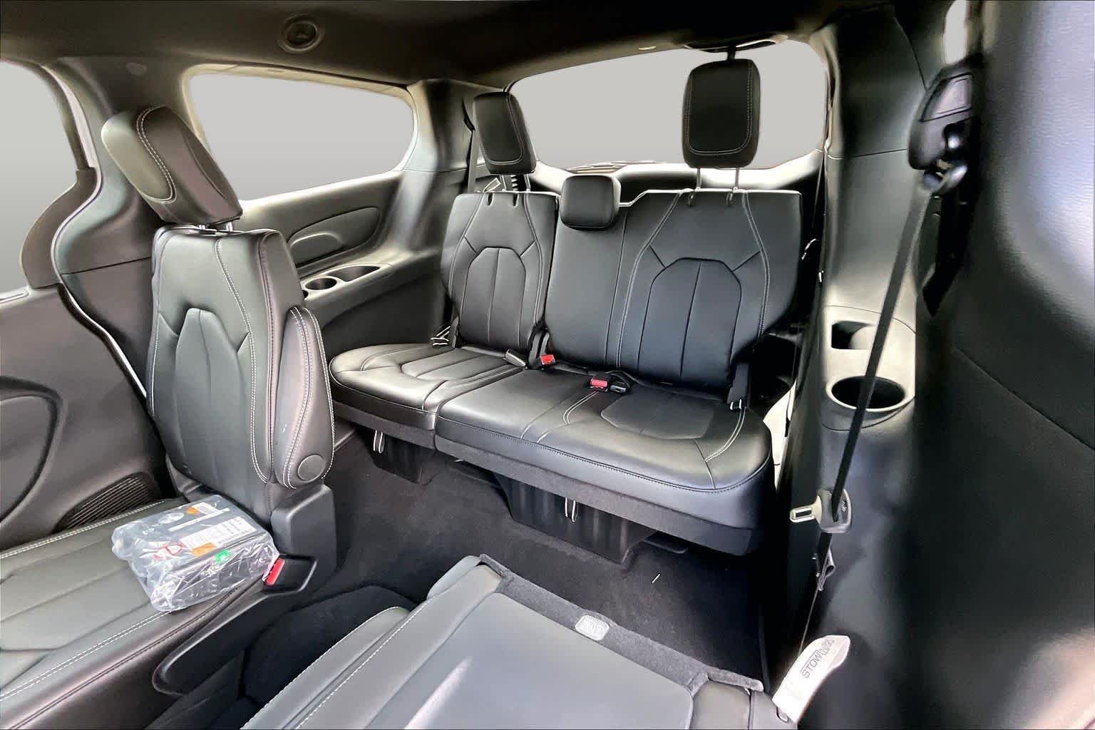New 2027 Bright White Clear-Coat Exterior Paint Chrysler Select image 22