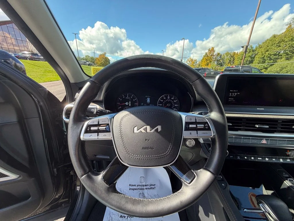 Used 2022 Black Kia EX image 26