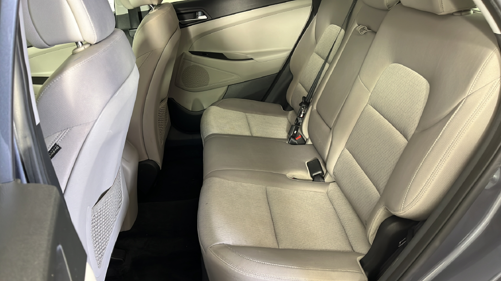 Used 2016 Grey Hyundai SE image 16