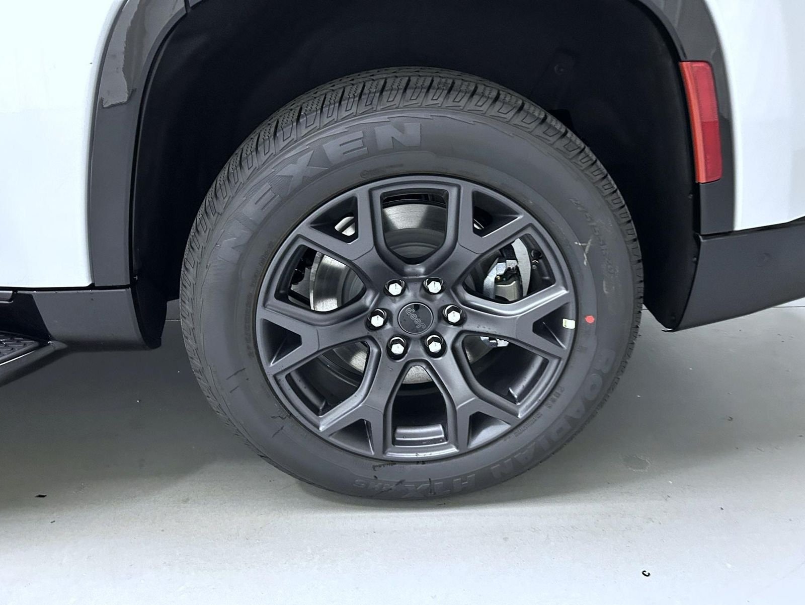 New 2026 Silver-Zynith Exterior Paint Jeep Limited Altitude image 23