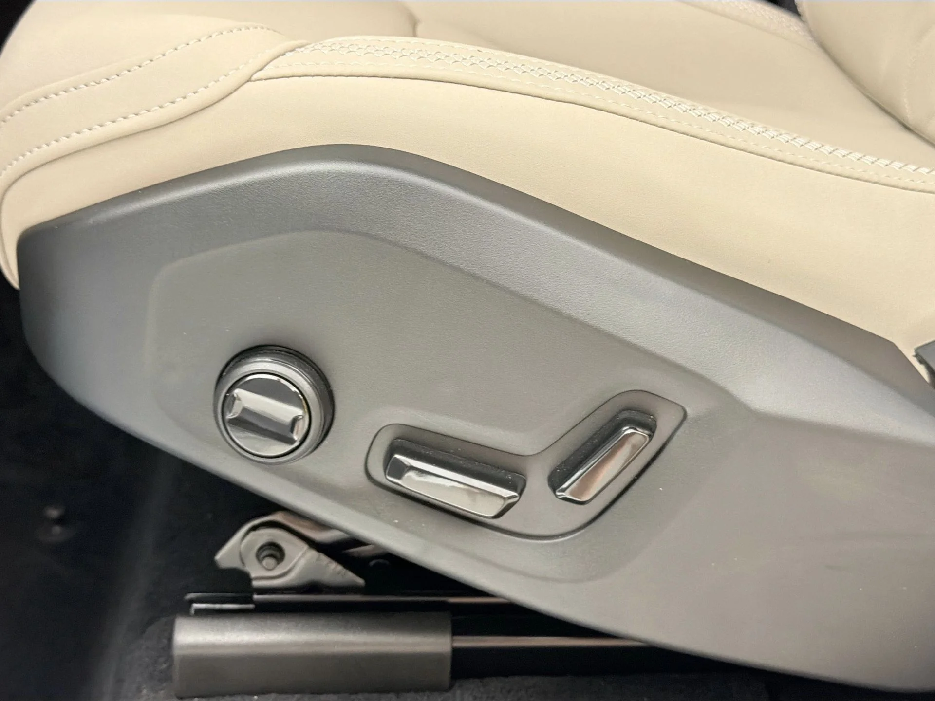 New 2026 Crystal White Volvo Plus image 18