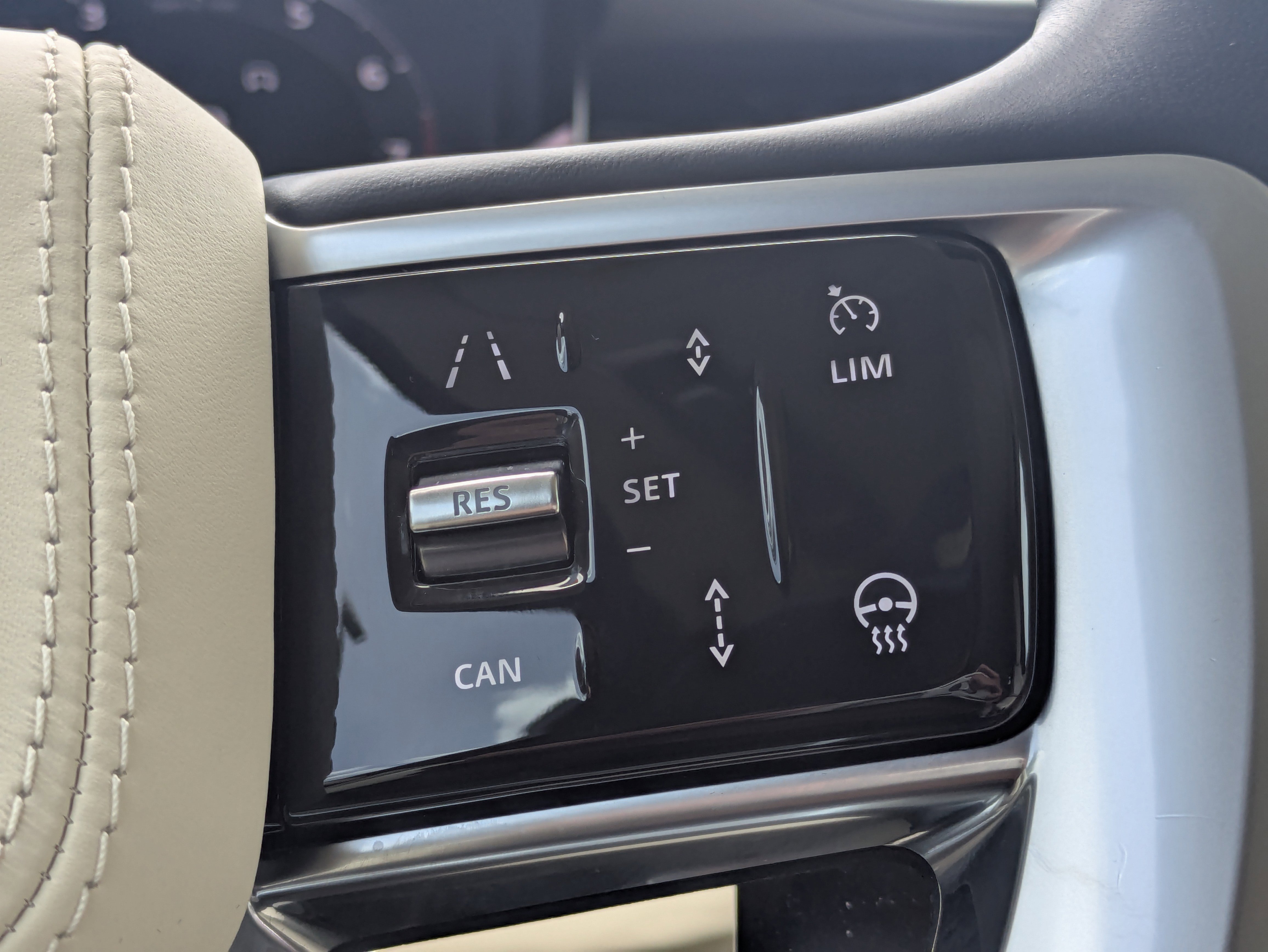 Used 2025 Belgravia Green Metallic Land Rover SE image 23