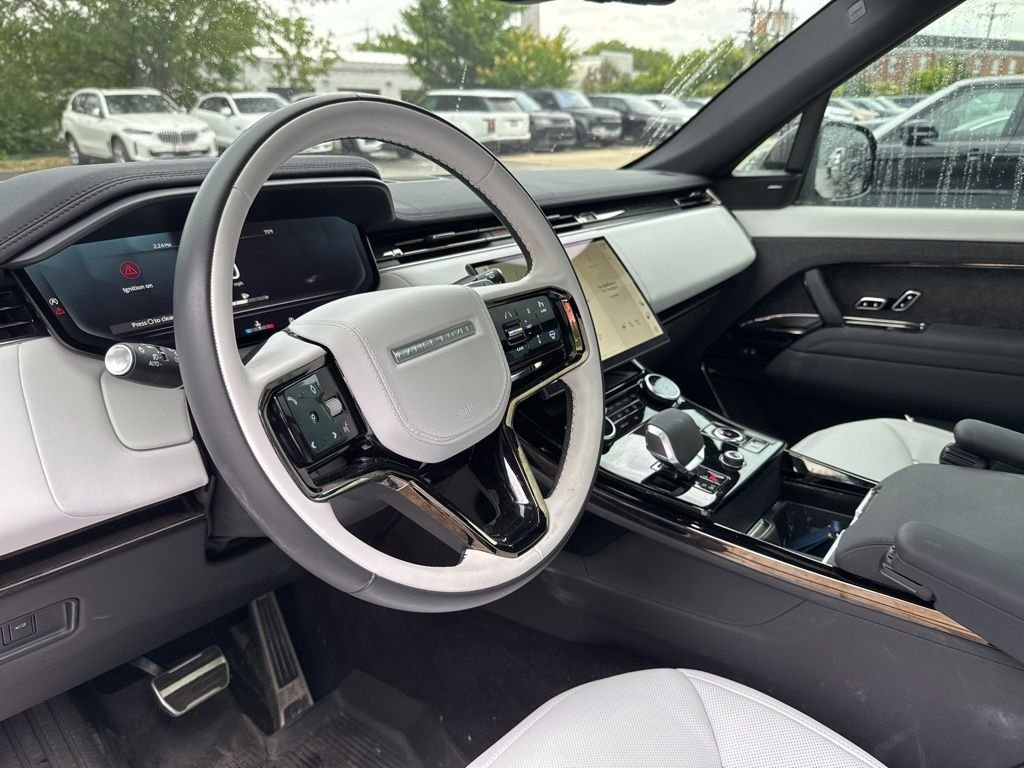 Used 2023 Black Land Rover SE Dynamic image 11