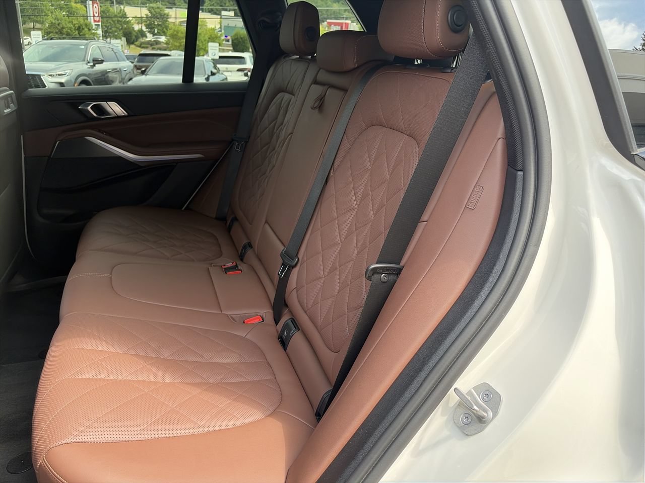 Used 2023 Mineral White Metallic BMW sDrive40i image 31