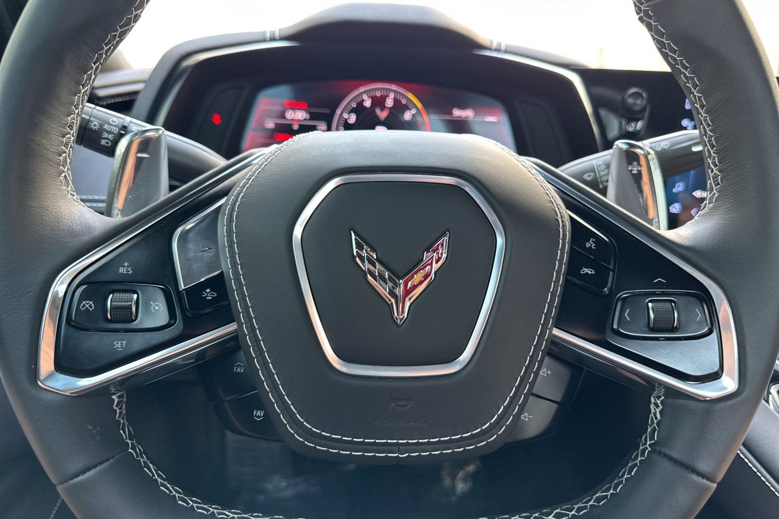 Used 2025 White Chevrolet Stingray image 19