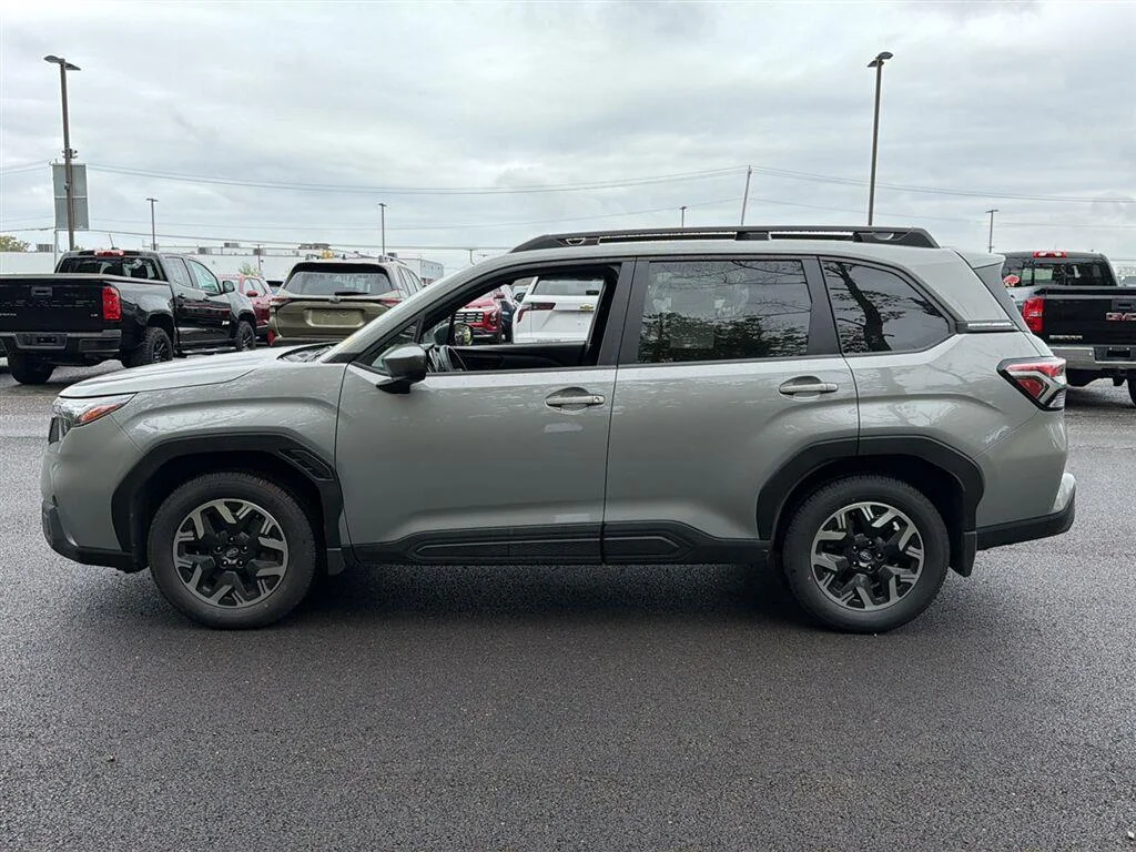 Used 2025 River Rock Pearl Subaru Premium image 11