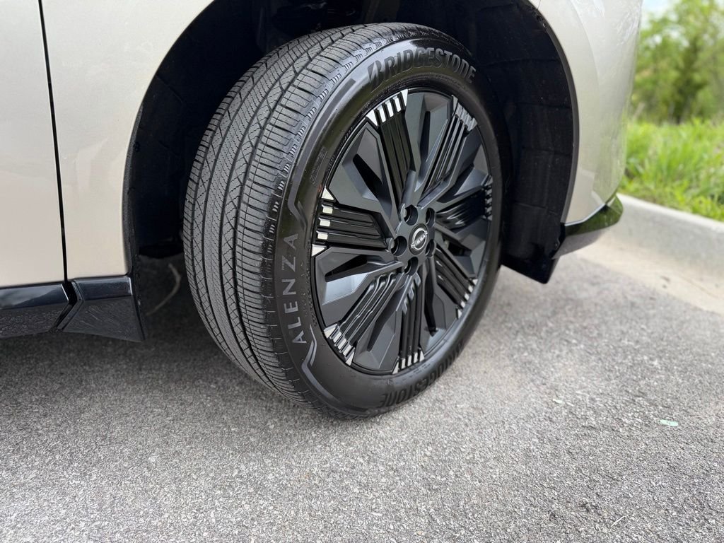 Certified Used 2025 Gold Nissan Platinum image 9