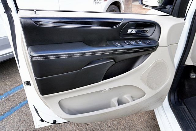 Used 2018 White Dodge SXT image 22