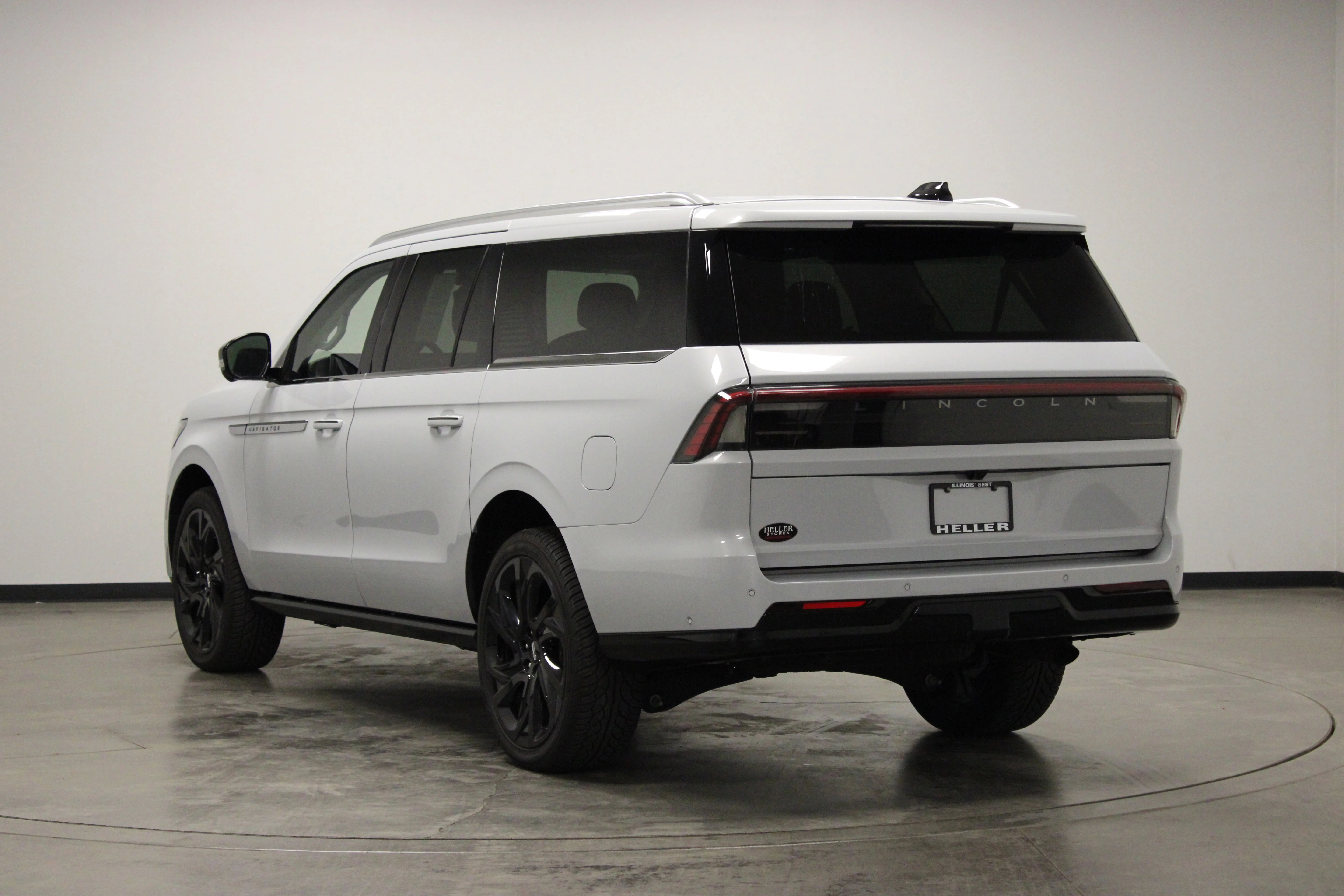 Used 2025 Crystal White Metallic Clearcoat Lincoln Reserve image 6